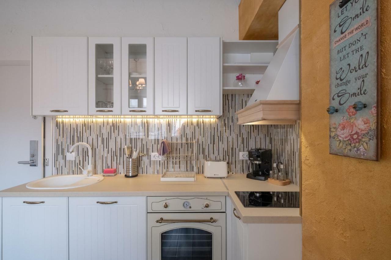 1-Bedroom Designer Apartment On Hristo Belchev Str Sófia Exterior foto